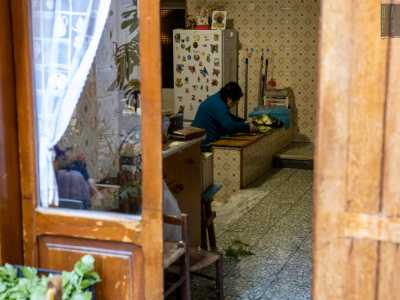 Mentre all�interno l�anziana proprietaria � intenta a pulire e lavare altri ortaggi